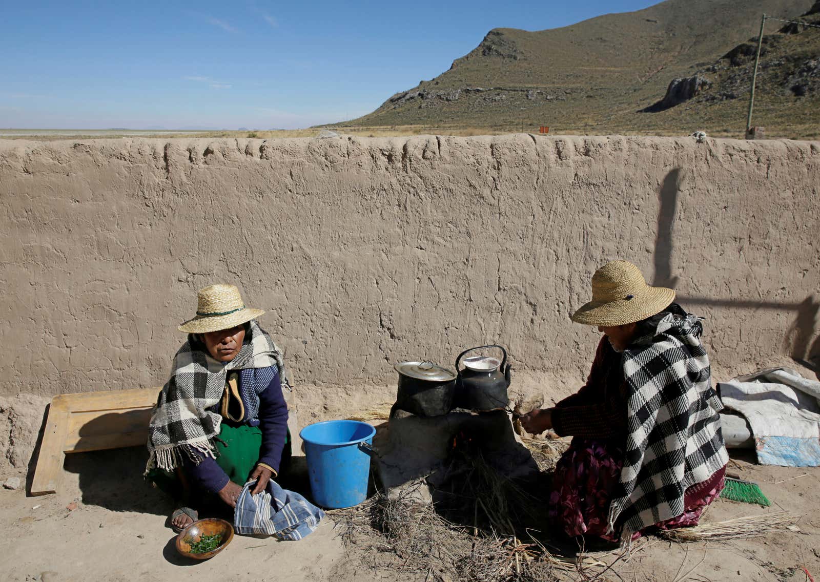  نساء من بوليفيا يطبخن في بوناكا على ضفاف بحيرة بوبو الجافة المتأثرة بتغير المناخ في مقاطعة أورورو 