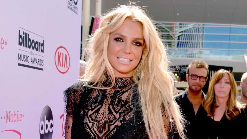Britney Spears shares nude pictures bunch as per his right