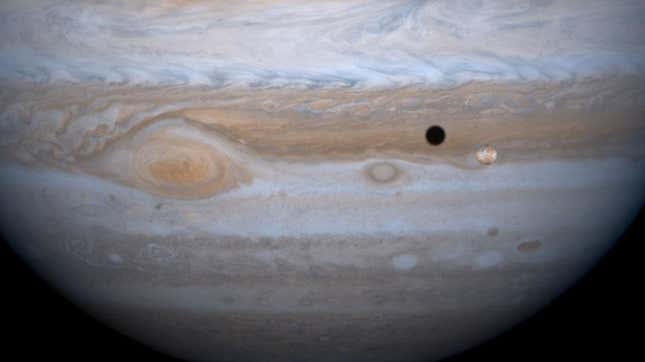 Sehen Sie Jupiter Durch Die Augen Des Webb-Teleskops 1 Der Jupitermond Io Zieht Vor Dem Gasriesen Vorbei Und Wirft Seinen Schatten Auf Die Oberfläche Des Planeten.