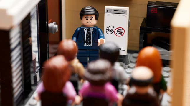 Imagen para el artículo titulado Parkour! Lo nuevo de Lego es un kit de The Office con 15 figuras y una engrapadora cubierta en gelatina