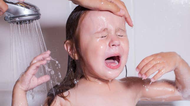 Image for article titled How to Get Your Kid to Stop Screaming When You Wash Their Hair