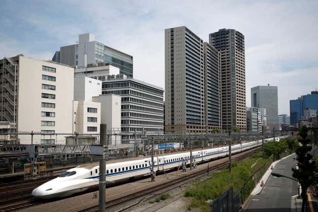 Ein Shinkansen-Hochgeschwindigkeitszug der N700-Serie der Central Japan Railway Co. (JR Central) fährt am Sonntag, 24. Mai 2015, auf einer Eisenbahnstrecke in Tokio, Japan.