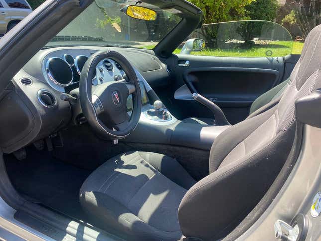 Image for article titled At $7,950 Canadian, Could This 2006 Pontiac Solstice Get You To See The Light?