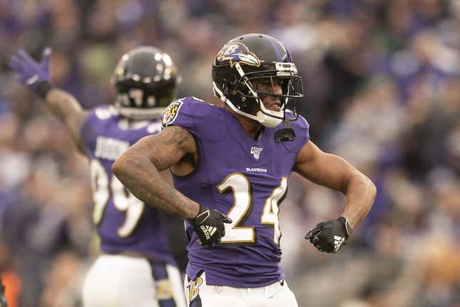 17. November 2019;  Baltimore, Maryland, USA;  Der Cornerback der Baltimore Ravens, Marcus Peters (24), reagiert, nachdem er einen Pass im vierten Down gegen die Houston Texans im M&T Bank Stadium abgebrochen hat.