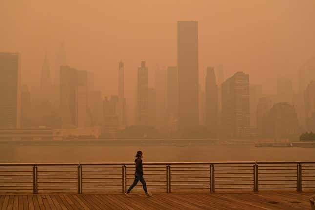 Image for article titled Photos: Wildfires Blanket NYC in a Smoky Haze Straight Out of Blade Runner