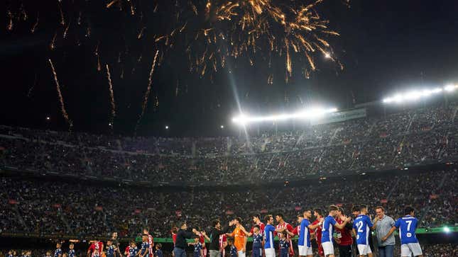 La Kings League tuvo un espectáculo de fuegos artificiales antes del partido final entre los equipos de Adri Contreras y Juan Guarnizo