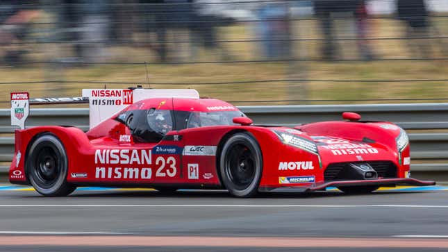 dia #23 Nissan GT-R LM Nismo dari Olivier Pla, Jann Mardenborough, dan Max Chilton ditampilkan beraksi di tengah hujan selama latihan untuk Le Mans 24 Jam pada 10 Juni 2015 di Le Mans, Prancis.