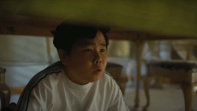 Young Jupe under the table on set of Gordys Home