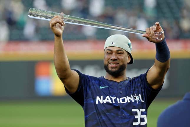 11. Juli 2023;  Seattle, Washington, USA;  National League Catcher Elias DIaz von den Colorado Rockies (35) hält die MVP-Trophäe hoch, nachdem er das MLB All Star Game 2023 im T-Mobile Park gewonnen hat.