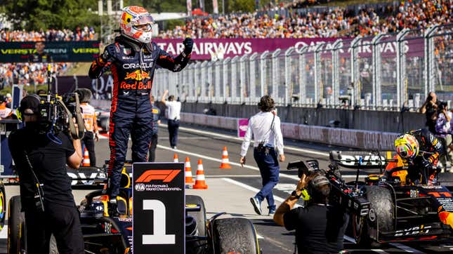 Max Verstappen (Red Bull Racing) jubelt nach dem Sieg beim Großen Preis von Ungarn auf dem Hungaroring.
