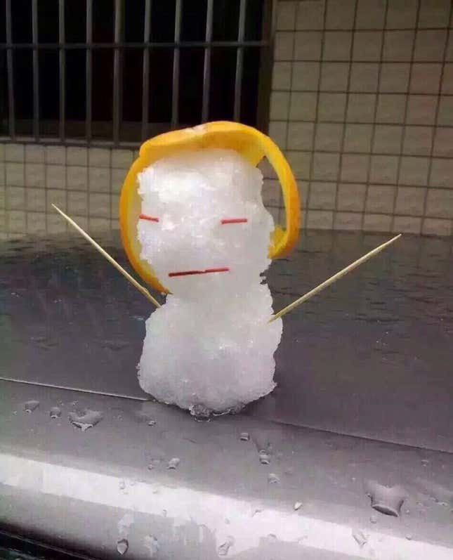 Image for article titled Photos: Amazed southern Chinese experience first snowfall ever, make teeny-tiny snowmen