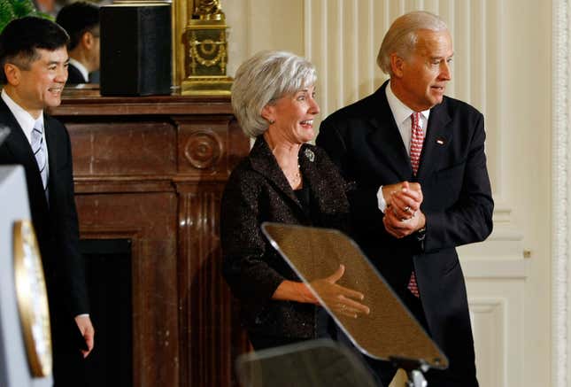 Image for article titled Where Is It Appropriate to Touch People? An Explainer for Old White Men