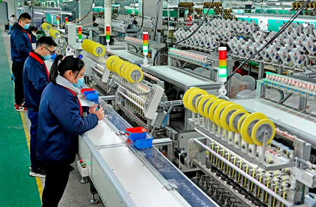 Workers are busy producing electronic products in Dongkou County,  Shaoyang City, south China’s Hunan Province, December 7, 2022. 