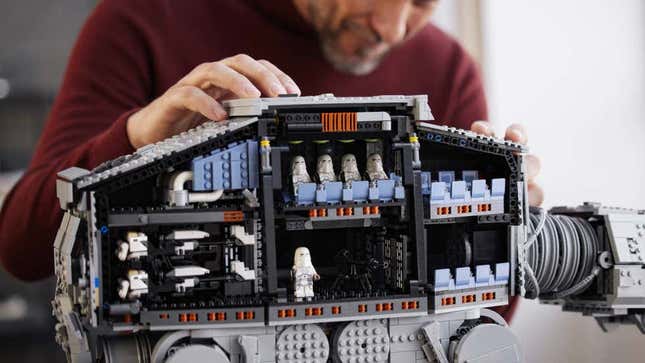 Imagen para el artículo titulado Este masivo AT-AT imperial hecho en Lego tiene todo listo para asaltar tu cuenta corriente