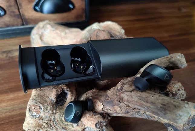 Imagen para el artículo titulado Creative Outlier Air V3: todo lo que puedes necesitar en unos auriculares ANC, pero a mitad de precio