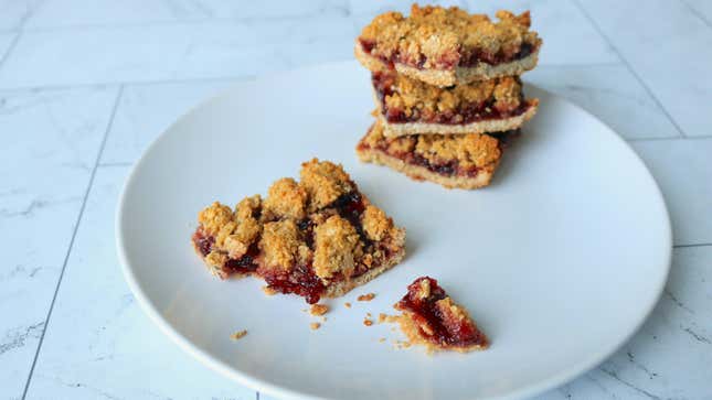 Image for article titled These PB&amp;J Bars Are Next Level Baked Oats