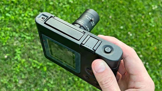 Imagen para el artículo titulado Un fotógrafo convierte una Game Boy Pocket en la cámara Lo-Fi sin espejo de mis sueños