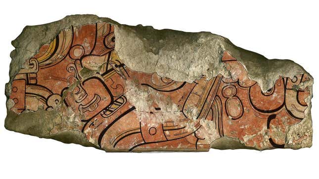 Fragmento de un mural que representa a un dios maya.