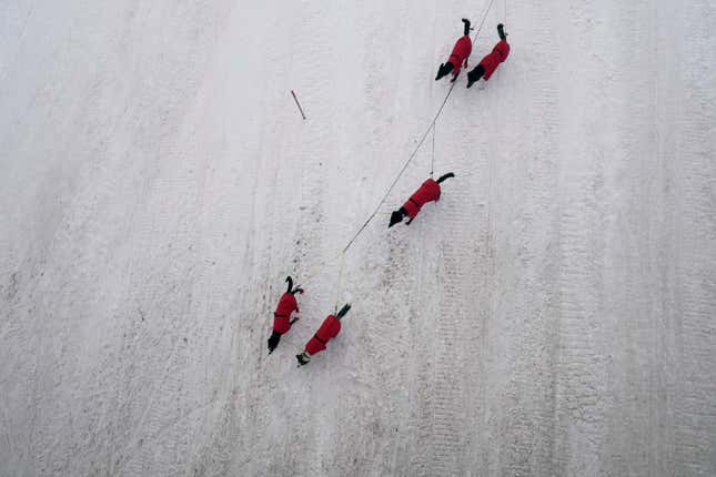 A dog team pulls a sled in Finnmarkslopet.