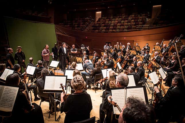 The orchestra on the day of its recording.