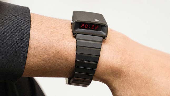 Imagen para el artículo titulado Este reloj digital retro de $4.700 solo muestra la hora durante unos segundos