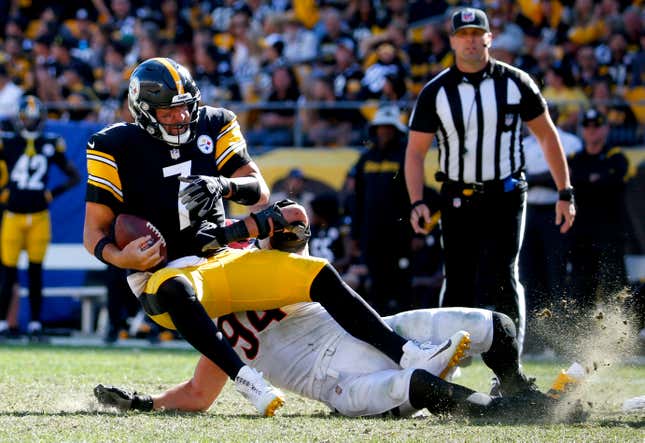 Image for article titled Aaron Rodgers rescues an entire football team, Chiefs learn that giving the other team the ball is a bad idea, and Steelers Raisin Bran offense produces no flavor