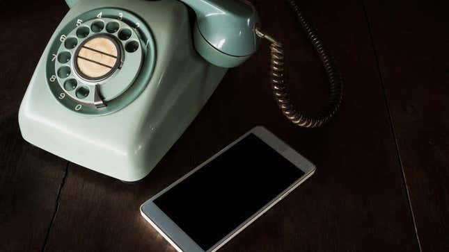 Imagen para el artículo titulado Cómo convertir tu viejo teléfono fijo en un receptor bluetooth para tu móvil
