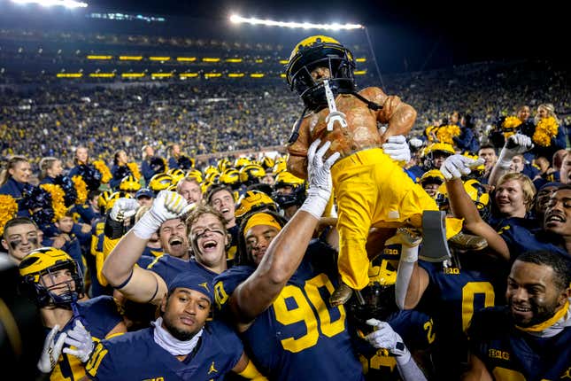 Image for article titled First-look CFP rankings: Rocky Top on top while Big Blue is singing the blues