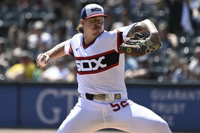 27. August 2023;  Chicago, Illinois, USA;  Chicago White Sox Starting Pitcher Mike Clevinger (52) liefert im ersten Inning im Guaranteed Rate Field gegen die Oakland Athletics ab.