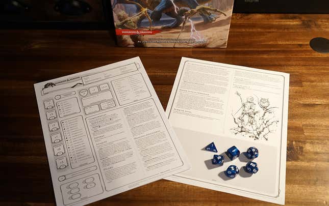 Imagen para el artículo titulado Todo lo que necesitas para empezar a jugar D&D está en esta caja