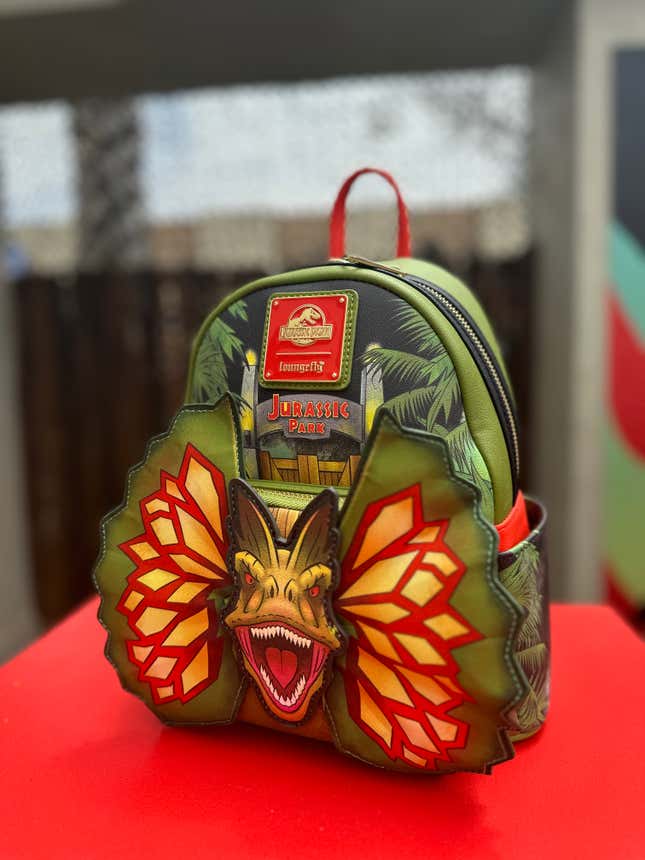 Image for article titled Behold The Throne of Photo Ops at the Jurassic Park SDCC Experience