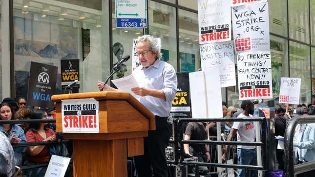 Warren Leight speaks at Writers' Strike rally
