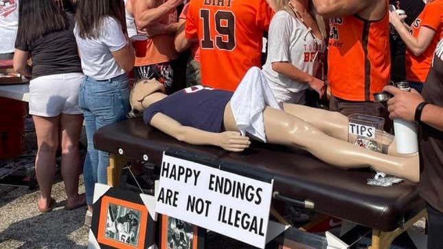 Cleveland Browns fans set up a disgusting tailgate display before game vs. Jets