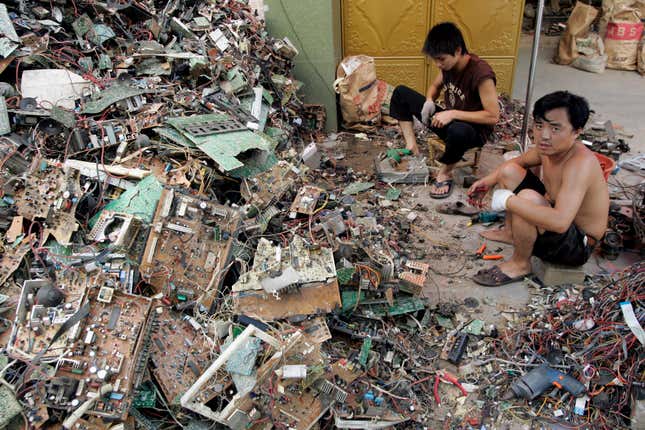 People sorting e-waste in Guiyu.