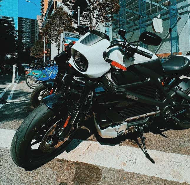 Image for article titled What it's Like to Live With an Electric Motorcycle in New York City
