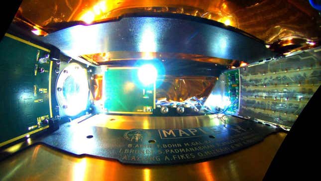 El interior del experimento de transferencia de energía de microondas en órbita baja basado en el espacio (MAPLE) que emite energía recolectada a través del espacio vacío utilizando una matriz de transmisores (derecha) a dos receptores (izquierda) para iluminar un LED