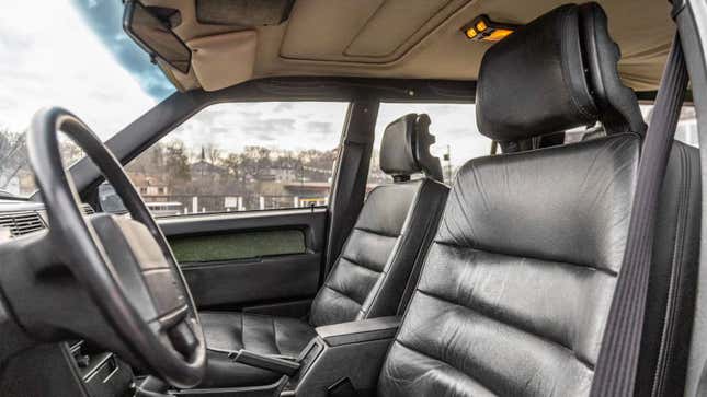 Una foto del interior del Volvo 740. 