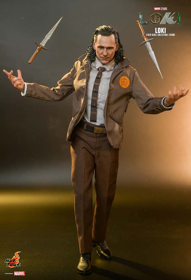 Image for article titled Loki and Sylvie Look Deep Into Each Other’s Souls in Their New Hot Toys Figures