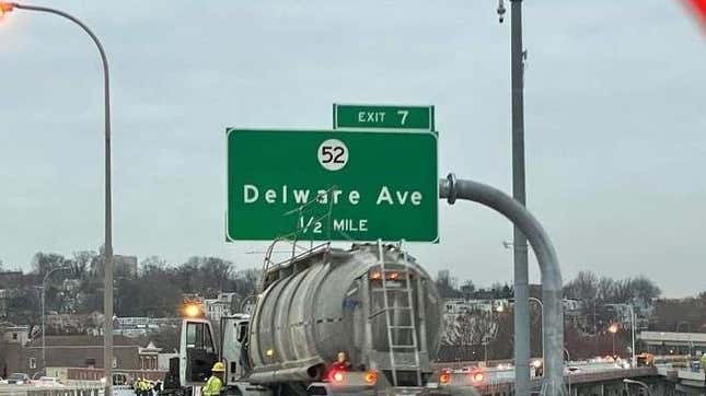 Image for article titled Delaware DOT Misspells &quot;Delaware&quot; On Highway Exit Sign