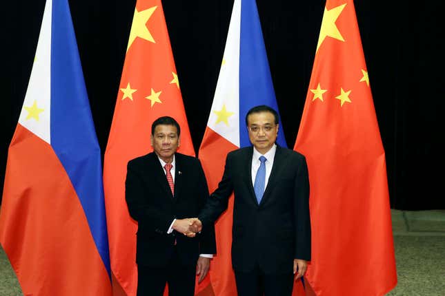 Philippines President Rodrigo Duterte shakes hands with Chinese Premier Li Keqiang.