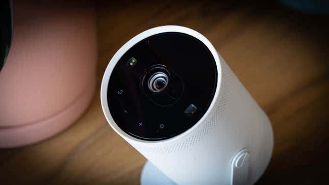 Imagen para el artículo titulado Samsung The Freestyle: poder llevar una pequeña pantalla de cine contigo a todos lados tiene su precio