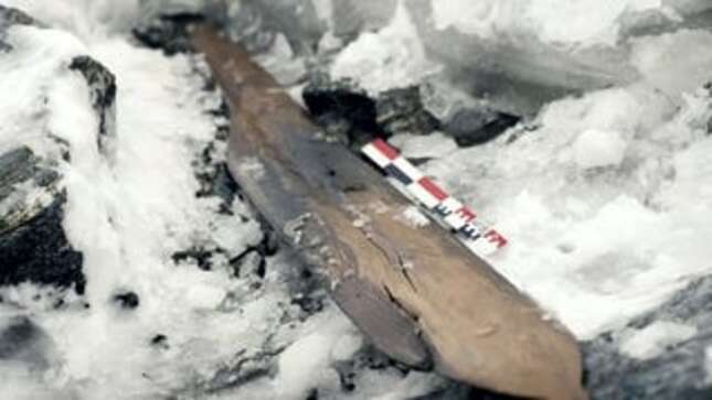 Encuentran unos esquíes de madera de hace 1.300 años perfectamente conservados bajo el hielo