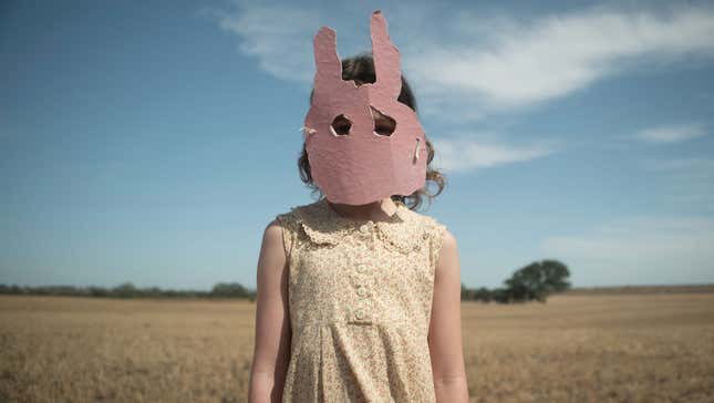 Una niña pequeña lleva una máscara de conejo de papel en una imagen de Run Rabbit Run