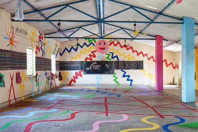 Image for article titled Japanese artists create stunning mud paintings on this Indian school’s walls—then wipe them off