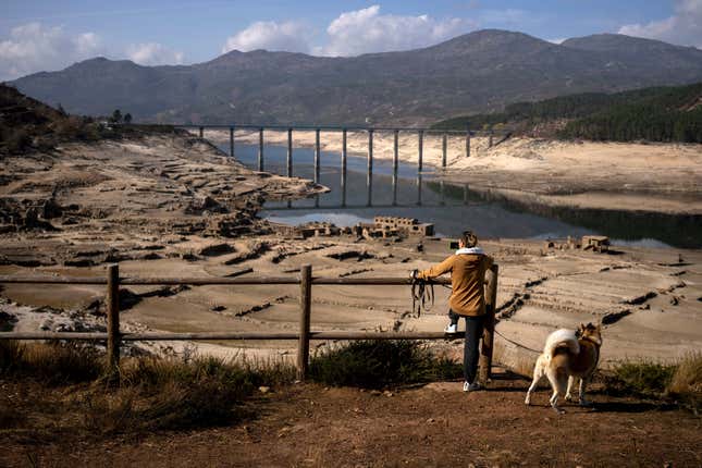 Imagen para el artículo titulado La sequía deja al descubierto un pueblo fantasma sumergido en España