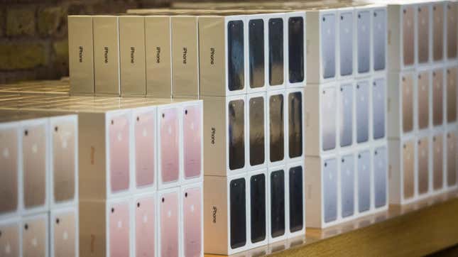 Image for article titled Apple Ordered to Cease Selling iPhones Without Chargers in Brazil