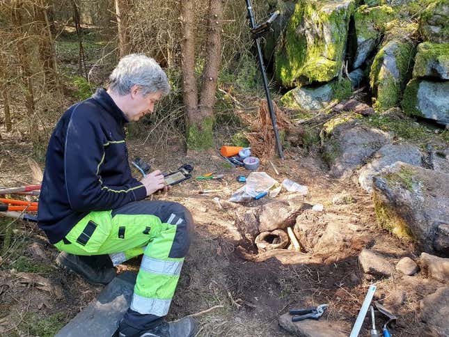 El arqueólogo Mats Hellgren documentando el hallazgo