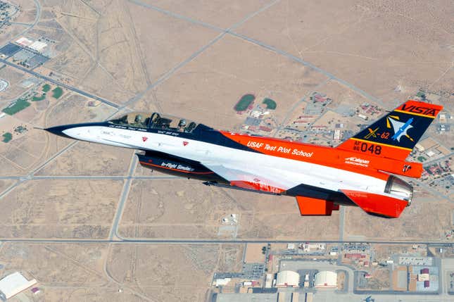 Y llegó el día en que una IA tomó el control de un avión de combate