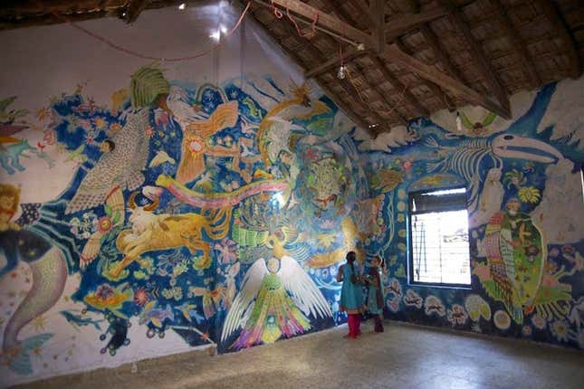 Image for article titled Japanese artists create stunning mud paintings on this Indian school’s walls—then wipe them off