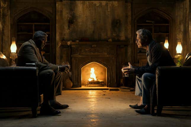 Der Untergang des Hauses Usher.  (Von links nach rechts) Carl Lumbly als C. Auguste Dupin, Bruce Greenwood als Roderick Usher in Folge 101 von „Der Untergang des Hauses Usher“.  Cr.  Eike Schröter/Netflix © 2023